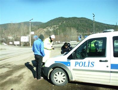 Taraklı’da Trafik Ekiplerinden Kar Lastiği Denetimi