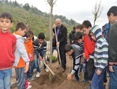 Çiğli'de Çocuklar Kendi Çiçeklerini Dikti