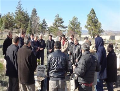 Yönetmen Ahmet Uluçay Kabri Başında Anıldı
