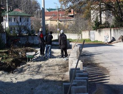 Arifiye'de Parke ve Tretuar Çalışmaları Tüm Hızıyla Sürüyor