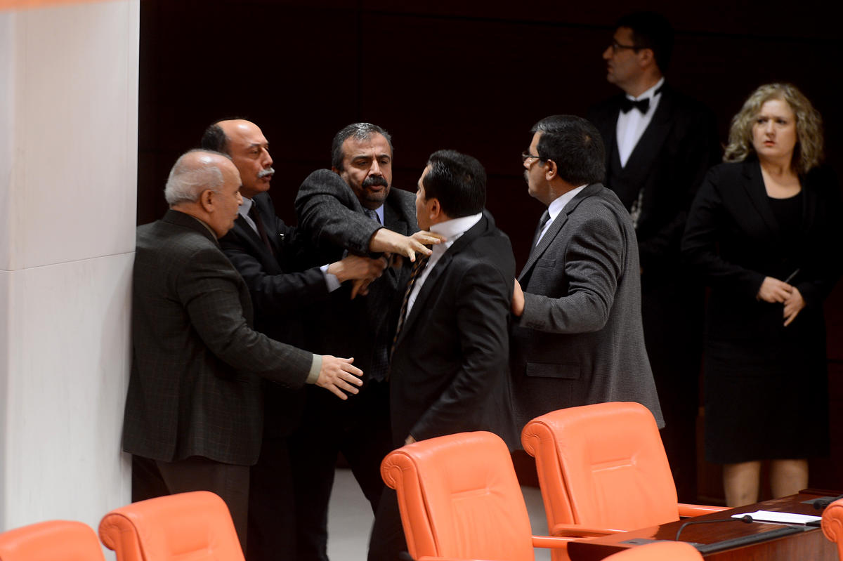 TBMM Genel Kurulu'nda gerginlik