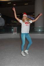 RÖNESANS - Şebnem Schaefer, Buz Pistinde Düştü