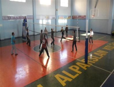 Kars Sultan Alparslan Koleji’nde Veliler Arası Voleybol Turnuvası