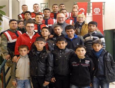 Altan Erkekli, Köy Çocuklarıyla Tiyatro İzledi