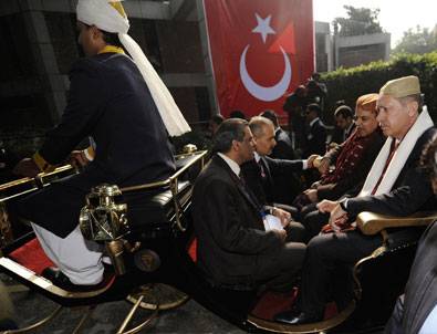 Başbakan Erdoğan'a takke hediye edildi