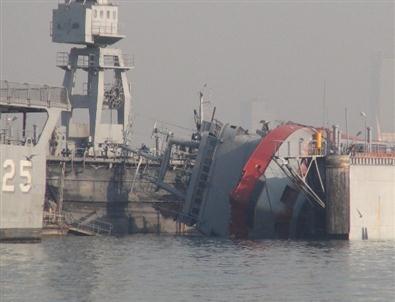 İzmir'de Askeri Gemi Yan Yattı