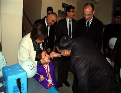 Minikler Çocuk Felcine Karşı Aşılanıyor