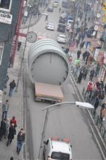 Devasa Tank Mecburiyet Caddesinden Zor Geçti