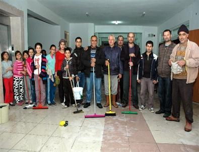 Kadınlar Sildi Erkekler Süpürdü Çocuklar Taşıdı