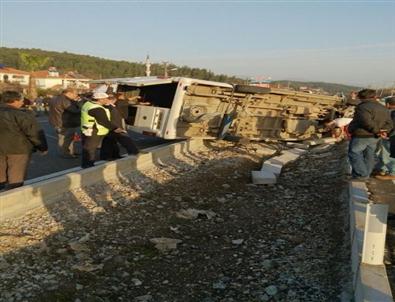 Lastiği Patlayan Öğrenci Servisi Devrildi Açıklaması