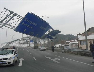 Bir Anlık Dalgınlık Trafiği Felç Etti
