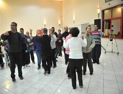 Buca Bakımevi Çocukları Yeni Yıla Mutlu Girdi