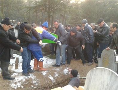 Gazeteci Vefai Teker Toprağa Verildi