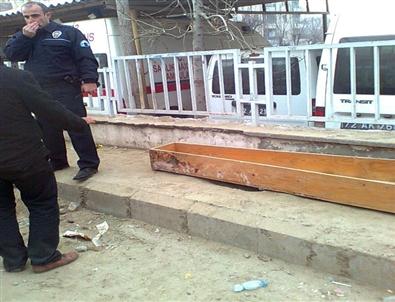 Batman'da Okulun Önüne Tabut Bıraktılar