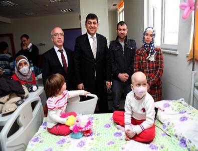 Başkan Fadıloğlu, Pediatri Hastası Çocukları Ziyaret Etti