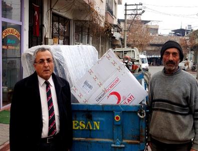 Sarıgöl Kızılay Şubesi Evi Yanan Aileye Yardım Yaptı