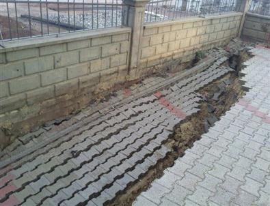 Araç Park Yeri Çöktü, 5 Araç Hasar Gördü