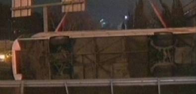 Maslak'ta yolcu otobüsü devrildi: 2 ölü