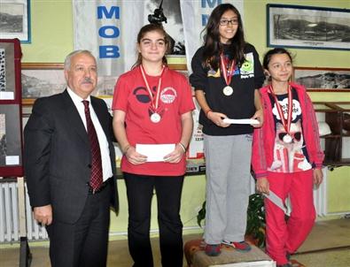 Yol Koşusunda Dereceye Girenlere Ödülleri Verildi