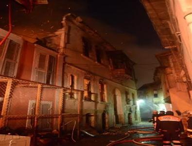 İzmir’in Tarihi Semti Basmane’de Korkutan Yangın