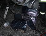ZİNCİRLEME KAZA - Zincirleme Kazada Otomobilden Atlayan 3 Kişi Kurtuldu, Araçta Kalan Kadın Öldü