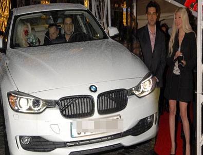 Burak Hakkı'dan romantik jest!