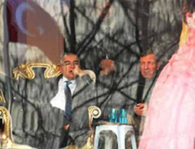 Erdoğan konuşurken ikinci kattan böyle izledi!