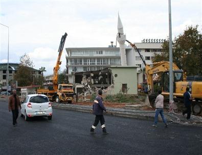 63 Yıllık Cami Bir Günde Yıkıldı