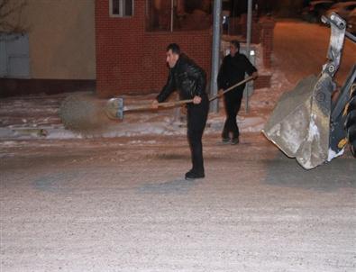 Ardahan'da Buzlanan Yollar Belediye Ekiplerince Tuzlandı