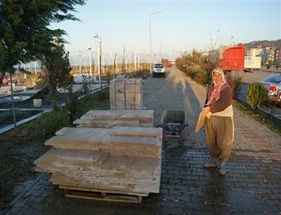 Ekmeğini Taştan Çıkartıyor