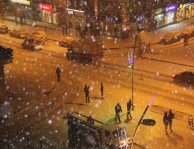 Erzurum’da Kar, Tipi Yolları Kapattı