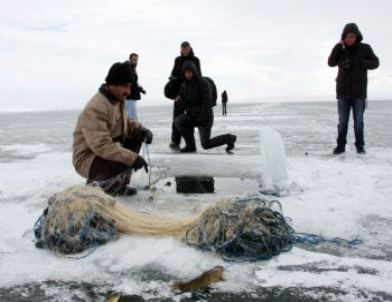 Eskimo Usulü Balık Avına Fotoğrafçı İlgisi