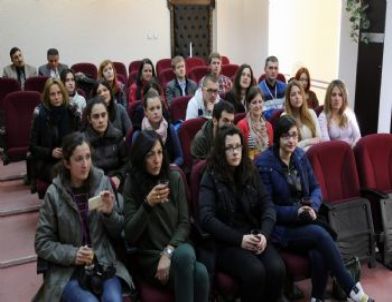 Gençliğin Birliği Dünya Barışına Hizmet Ediyor