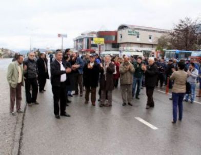 Kazalara İsyan Edip, Karayolunu Trafiğe Kapattılar