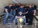 Basketbolcular, Türkiye Kupası'nı Aziz Yıldırım'a ve Yöneticilere Götürdü