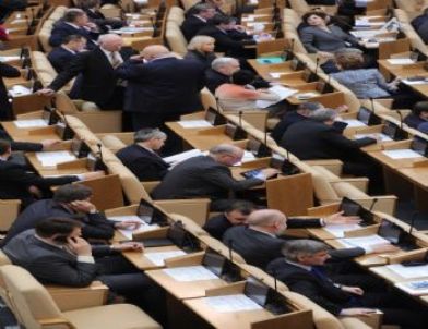 Rusya Parlamentosu Kamusal Alanda Sigara Yasağını Onayladı