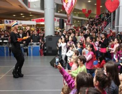 Yonca Evcimik, Çocuk Hayranlarını Coşturdu