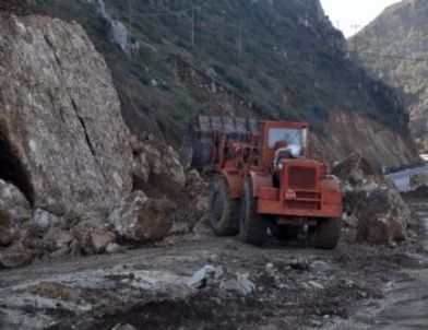 Antakya-Altınözü Yolunda Heyelan Meydana Geldi