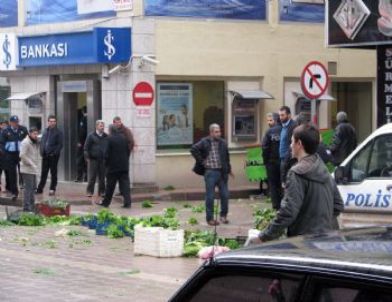 Sorgun’da Zabıtaya Direnen Seyyar Satıcı Tezgahtaki Ürünleri Caddeye Saçtı