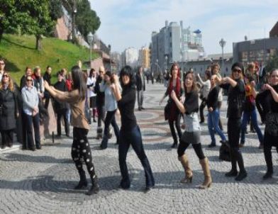 Kadına Şiddete Karşı Zincirlerini Kardılar