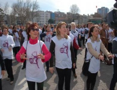 Kadınlardan “Şiddete Hayır” Dansı