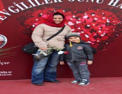 Sevgililer, Fotoğraf Çektirmek İçin Sıraya Girdi