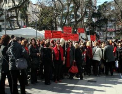 Trabzon’da Kadınlar ‘Kadına ve Kız Çocuklarına Şiddete Hayır’ İçin Dans Etti