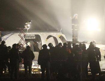 Ukrayna'da yolcu uçağı 3 parça bölündü