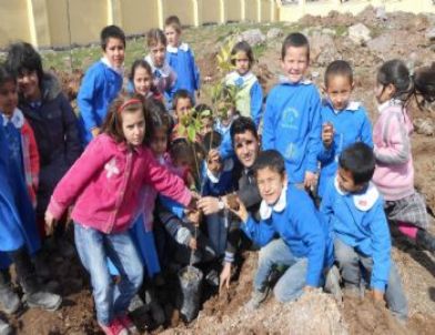 Ballık Köyü İlköğretim Okulu Bahçesine Ağaç Dikildi