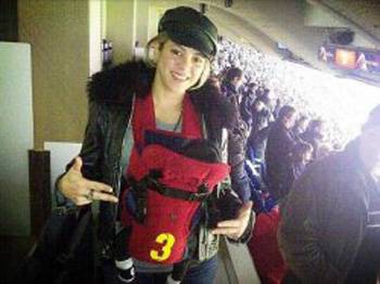 3 Haftalık Bebeği Milan'ı Maça Götürdü