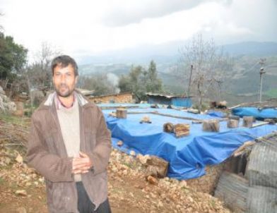 Çocuklarını Okutmak İçin Derme Çatma Evde Yaşıyorlar