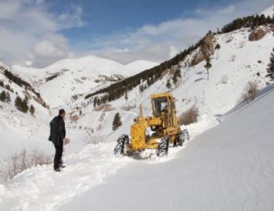 Erzurum’da Kar ve Tipi Nedeniyle Kapanan Köy Yolları Açılıyor