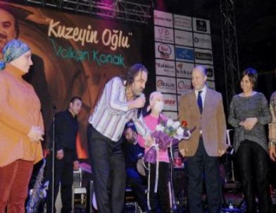 Volkan Konak Lösemili Çocuklar Yararına Konser Verdi