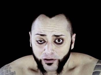 Hayko Cepkin kadın hayranına kafa attı